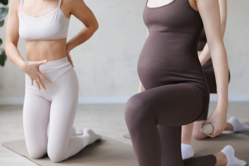 Femme enceinte avec coach pour séance de Pilates sur Bègles